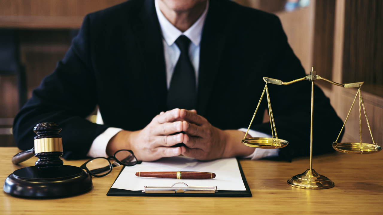 Kiedy warto skorzystać z pomocy adwokata?